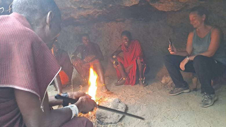 Masai ratnici u tradicionalnoj odeći,običaji  u Masai Lodge-u